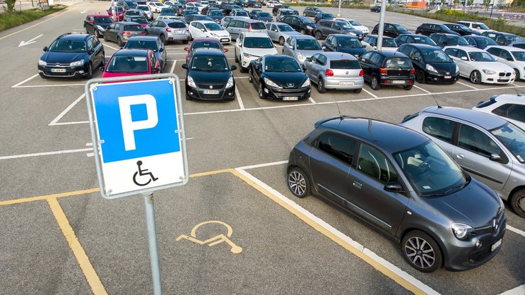 AXA Assurances a suspendu à tort les prestations de soins pour une physiothérapie à une femme partiellement invalide au moment de sa retraite ordinaire.
