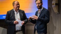 HZ-Insurance-Redaktor Bernd de Wall im Gespräch mit Julian Kramer, AI-Evengelist bei Adobe, am HZ Insurance Forum 26 in Zürich.