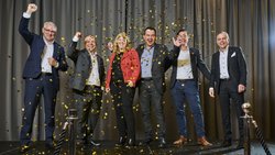 Das Visana-Team Patrizio Bühlmann, Maurizio della Mura, Esther Trüssel, Lorenz Dettwiler, Michael von Arx, Roland Lüthi m (v.l.n.r.) geniesst anlässlich des dritten Platzes den Konfettiregen.