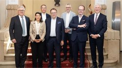 d.g.à d.: Stefan Mäder, président de l’ASA, Mirjam Bamberger, CEO CSS, Patric Deflorin, CEO AXA Suisse, Jean-Daniel Laffely, directeur général de la Vaudoise, Peter Giger, Group CRO Zurich Insurance, Thomas Boyer, CEO du Groupe Mutuel, Urs Arbter, CEO ASA.