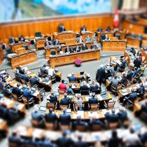 Der Nationalrat hat am Mittwoch zusätzliche Lohnabzüge für die AHV abgelehnt.