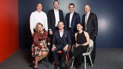 Das Gewinner-Team von SmileDirect (hintere Reihe v. l.): Stefan Weber, Leiter IT & Business Transformation; Markus Koch, Leiter Insurance Management; Martin Tschopp, Leiter Corporate Development Helvetia Gruppe; Philipp Gmür, CEO Helvetia Gruppe. Vordere Reihe v.l.: Rebecca Sigloch, Tech Lead; Pierangelo Campopiano, CEO Smile; Joséphine Chamoulaud, Projekt Lead.