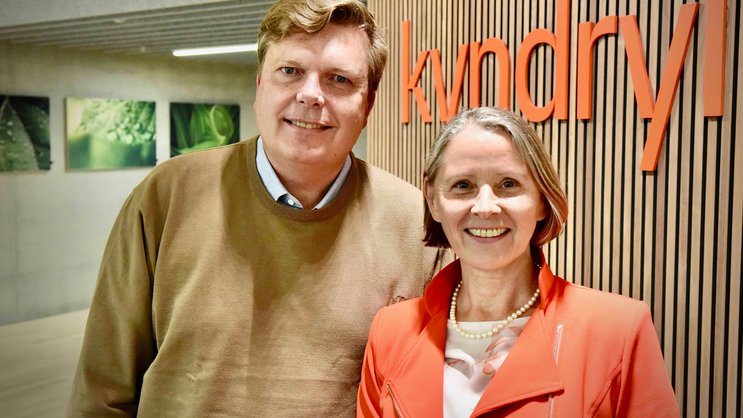 Sehen hohen Nachholbedarf im Bereich IT und KI bei Versicherern: Anthonie De Bos, Cybersecurity-Experte bei Kyndryl, und Maria Kirschner, CEO von Kyndryl.