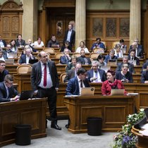 Die Mitglieder der SVP Fraktion um Mauro Tuena verfolgen anlässlich der Frühjahrssession der Eidgenössischen Räte mit mehr oder weniger Interesse die Diskussionen.