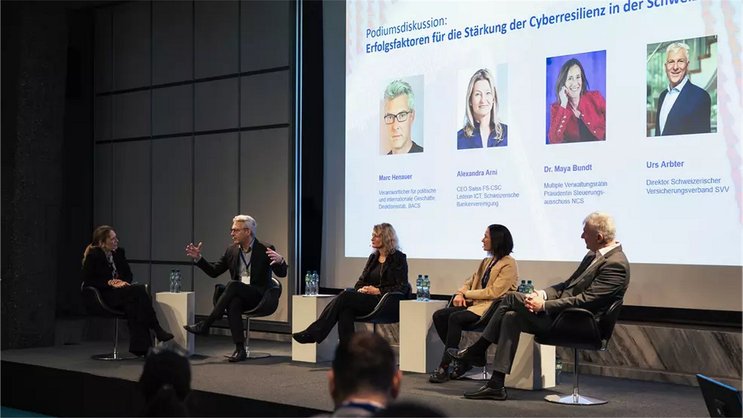 Der erste Cyber Insurance Summit des Schweizerischen Versicherungsverbandes (SVV) im Kunsthaus Zürich zog über 150 Teilnehmer aus der Technologiebranche, Versicherungswirtschaft und Behörden an.