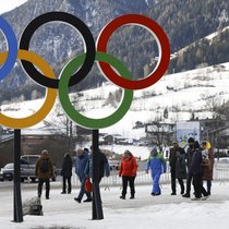 Les anneaux olympiques près d'Anterselva, où se déroulent les compétitions de biathlon.