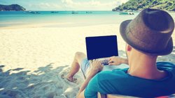 Arbeiten im Paradies: Auch für digitale Nomaden gilt es, während ihres Auslandaufenthalts Vorsorgelücken zu vermeiden.