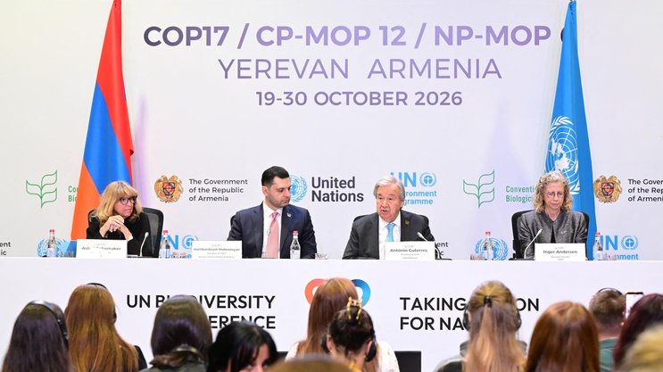 Astrid Schomaker, Exekutivsekretärin der Biodiversitätskonvention, Hambardzum Matevosyan, Armeniens Umweltminister und Vorsitzender der COP17, UN-Generalsekretär Antonio Guterres und UNEP-Direktorin Inger Andersen bei der Vorstellung des Berichts vergangene Woche in Eriwan (v.l.n.r.).