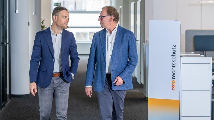 Thomas Geitlinger (rechts) übergibt nach über 40 Jahren bei Coop Rechtsschutz AG die Leitung Kunden- und Produktmanagemen an seinen Nachfolger Michael Kohler (links).