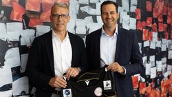 Beat Riniker, CEO der Dextra Rechtsschutz AG (r.) und SFV-Präsident Peter Knäbel.