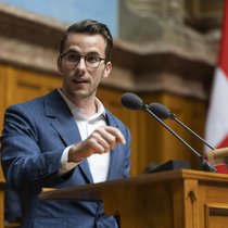«Si une opération de la hanche qui doit être répétée après deux ans par manque de qualité n'est bon ni pour les patients, ni pour les hôpitaux»: Conseiller national Andri Silberschmidt .