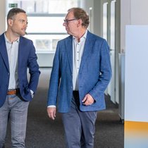 Thomas Geitlinger (rechts) übergibt nach über 40 Jahren bei Coop Rechtsschutz AG die Leitung Kunden- und Produktmanagemen an seinen Nachfolger Michael Kohler (links). 