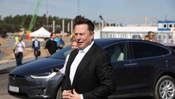 Tesla-Chef Elon Musk will in Texas ein neues Produktionswerk für selbstfahrende Robotaxis bauen und ab dem kommenden Jahr auch in die Fertigung von autonomen Cybertrucks einsteigen. Nebenher plant der Tech-Konzern, Versicherungslösungen im digitalen Ökosystem Mobilität anzubieten.