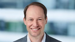 «Viele Versicherer suchen derzeit nach konkreten Möglichkeiten, KI sinnvoll in ihre Prozesse einzubinden – nicht als Pilotprojekt, sondern als produktive Unterstützung im Tagesgeschäft»: Christian Straube, Head of Industry Insurance bei Adnovum.