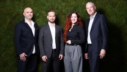 De gauche à droite: Gogo Schumacher, président du Conseil d'administration et co-fondateur d'Awina, Cem Özbek, coordinateur de projet développement des ventes chez Pax, Drenushe Shala, CEO et co-fondatrice d’Awina, et Daniel Mutz, responsable Distribution & Marketing chez Pax.