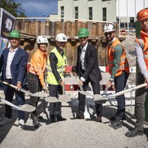 Cérémonie de pose de la première pierre de l'immeuble résidentiel situé aux numéros 2, 4 et 6 du Dohlenweg, à Zurich. 