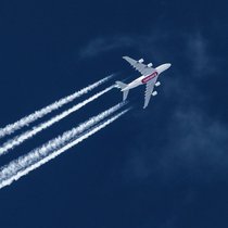 Les traînées de condensation se forment lorsque la vapeur d'eau contenue dans les gaz d'échappement des avions se condense et gèle dans un air froid et humide: Airbus A380 d'Emirates. 
