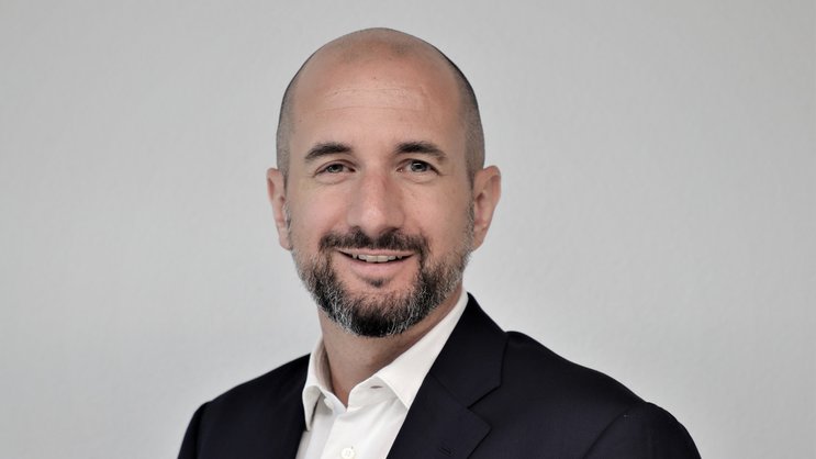 Würde gerne die Alpen mit Tourenskis überqueren: Roman Hardmeier, Generalagent der AXA Generalagentur Zürich-Oerlikon.