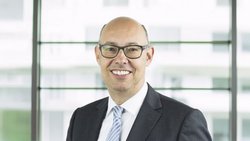 Thomas Breitenmoser ist für Complementa als Mitglied der Geschäftsleitung und Leiter der Abteilung Investment-Consulting und Controlling tätig.