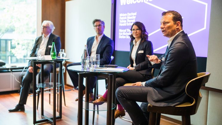 Berater von Accenture gaben beim Expertenlunch am HR Insurance Forum 2023 Auskunft zum Thema Talentknappheit und mögliche Lösungen für Versicherer.