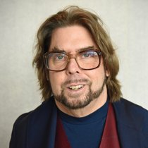 Wartet sehnsüchtig auf kundenfreundliche Innovationen bei Versicherungen dank KI-Einsatz: Nils Hafner vom Institut für Finanzdienstleistungen Zug (IFZ).