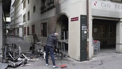 Un champ de débris: un employé d'un restaurant nettoie le parvis le lendemain de la manifestation non autorisée en faveur de la Palestine à Berne.