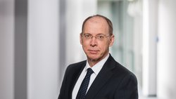 BaFin-Exekutivdirektor Dr. Frank Grund sieht für 2023 düstere Wolken am Horizont.