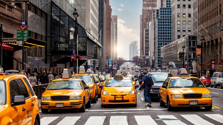 Fahrgäste in New Yorker Taxis müssen in den kommenden Jahren aufgrund höherer Versicherungsprämien tiefer in die Tasche greifen.