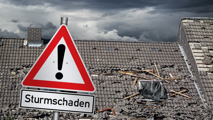 Die meisten Schäden betreffen Dächer, Ziegel, zerschlagene Oberlichter oder Dachfenster.