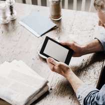 Zeitung oder Tablet? Versicherer nutzen traditionelle und neue Kanäle zur Unternehmenskommunikation.