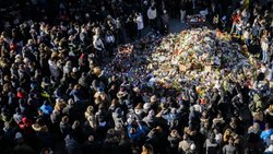 Dimanche, à Crans-Montana, des personnes en deuil se sont rassemblées autour de fleurs et de bougies pour rendre hommage aux victimes de l'incendie dévastateur.