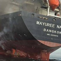 Les risques de guerre liés au conflit avec l'Iran se limitent pour l'instant à l'assurance maritime: le cargo «Mayuree Naree», battant pavillon thaïlandais, dans le détroit d'Ormuz après avoir été pris pour cible par des tirs de missiles iraniens.