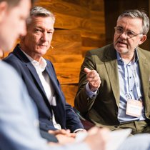 Thomas Harnischberg, CEO der KPT, Kristian Schneider, stellvertretender Direktor des Bundesamts für Gesundheit sowie Prof. Dr. med. Andreas Kistler, Chefarzt Innere Medizin am Spital Thurgau, im Gespräch am HZ Insurance Health Summit 26 in Zürich.