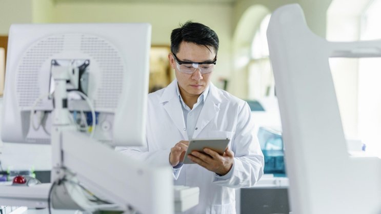 Digitale Störungen können in Life Sciences weit über die IT hinausreichen und Diagnostik, Abläufe und Versorgung beeinträchtigen.