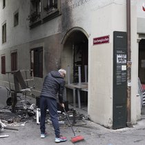 Un champ de débris: un employé d'un restaurant nettoie le parvis le lendemain de la manifestation non autorisée en faveur de la Palestine à Berne.