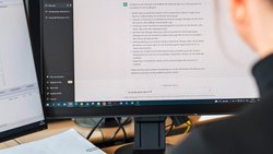 Je leistungsfähiger KI wird, desto wichtiger werden Fachwissen und Urteilsvermögen – davon sind Angela Zeier Röschmann und Pirmin Mussak überzeugt.