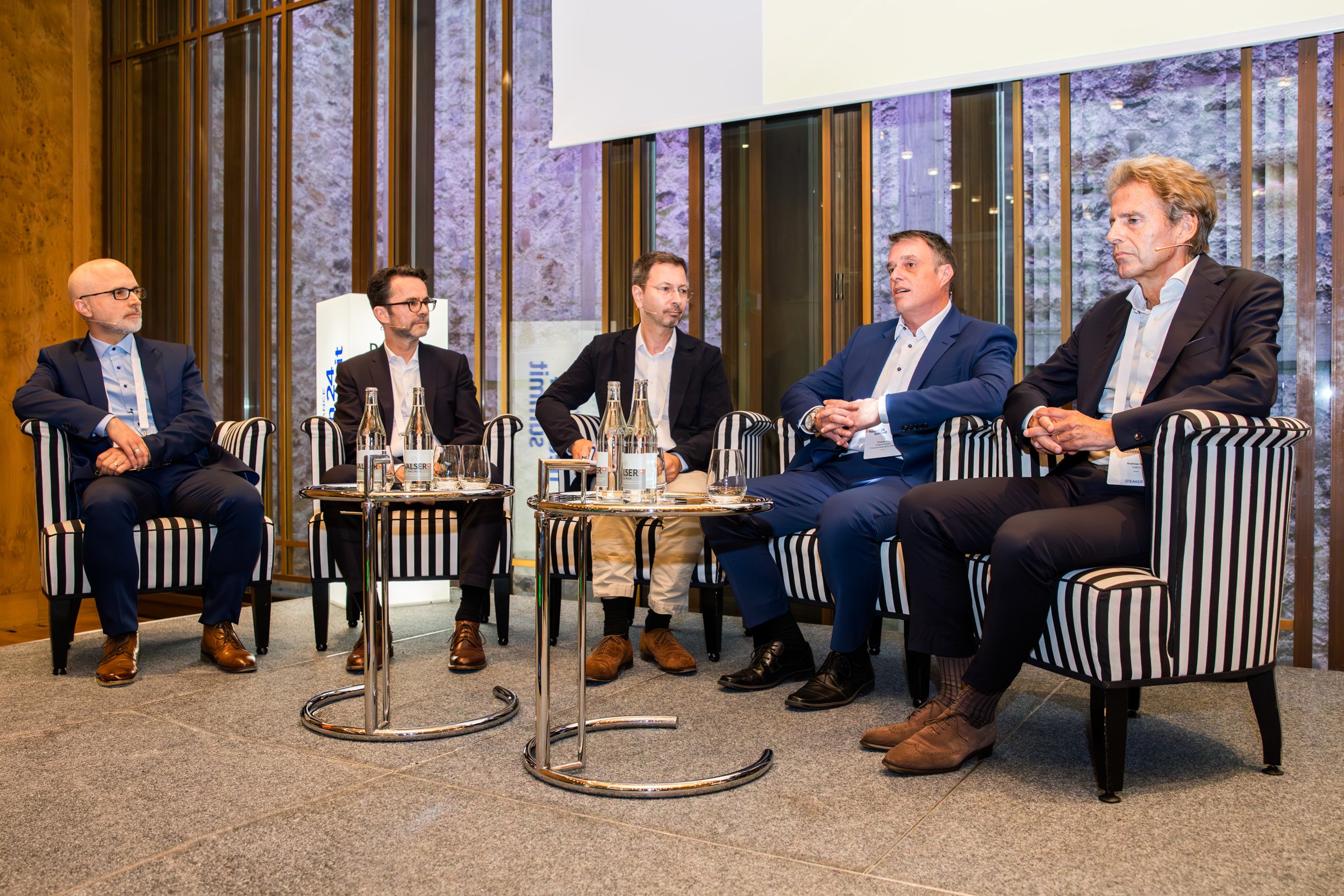 Krankenzusatzversicherungen im Fokus von Matthias Schenker, Leiter Kranken- und Unfallversicherung beim SVV, Guido Schommer, Geneeralsekretär Ospita, Moderator Andrea Hohendahl, Redaktor HZ Insurance, Thomas Fux, Leiter Kranken- und Unfallversicherungen bei der Finma und Andreas Roos, Senior Consultant bei FMCH (v.l.n.r.).