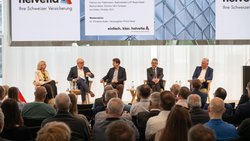 Patricia von Falkenstein (LDP Basel-Stadt), Michael Wieser (Direktor VKG), Christian Keller (Moderator), Markus Meier (Direktor HEV Schweiz) und Urs Arbter (Direktor SVV, v.l.n.r.) diskutierten leidenschaftlich über ein kontroverses Thema.