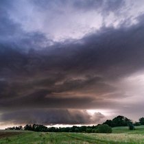 Markante Gewitterwolke in Form einer Superzelle über Sulzbach an der Murr im baden-württembergischen Rems-Murr-Kreis. 