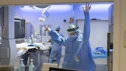 Ärzte im Operationssaal: Ständerat und Nationalrat wollen Ambulant und Stationär aus demselben Topf finanzieren.