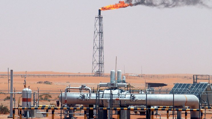 Blick auf eine Gasflamme hinter einer Pipelines in der Wüste beim Khurais Ölfeld, ungefähr 160 km von Riad, Saudi Arabien, entfernt.