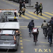 Personen, die hauptsächlich im Strassenverkehr unterwegs sind, ärgern sich deutlich häufiger als ÖV-Nutzende.
