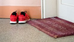 Objet de litige fréquent: les chaussures devant la porte de l'appartement.