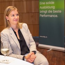 Glückliche Siegerin: Chiara Schütt, Finanzberaterin des Jahres 2021.