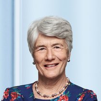 Frau Carnwath schloss ihr Studium in Wirtschaft und Deutsch an der Universität von Reading ab. Sie hält zudem einen Ehrendoktortitel (LLB) von der Universität von Reading und der Universität von Exeter.