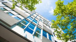 Bei Gewerbeimmobilien bietet die Indexierung der Mieterträge in den meisten europäischen Ländern inklusive der Schweiz einen gewissen Inflationsschutz und erlaubt in der Regel jährlich eine Anpassung der Gewerbemieten.