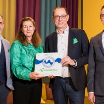 Remise du certificat avec le directeur de l'agence générale de la Vaudoise à Bienne, Michael Heider (2e depuis la droite).