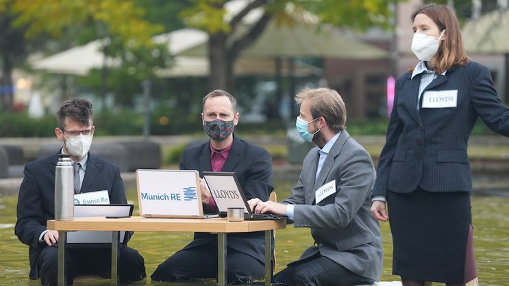Am Montag, 18. Oktober 2021, forderte die Kampagnenorganisation Campax zusammen mit der Kampagne Insure Our Future die Teilnehmenden der Baden-Badener Rückversicherungskonferenz auf, Kohle aus allen Rückversicherungen, einschliesslich der Vertragsrückversicherung, auszuschliessen, sowie keine neuen Öl- und Gasprojekte mehr zu versichern und bestehende Öl- und Gasversicherungen im Einklang mit dem 1,5°C-Ziel des Pariser Abkommens auslaufen zu lassen.