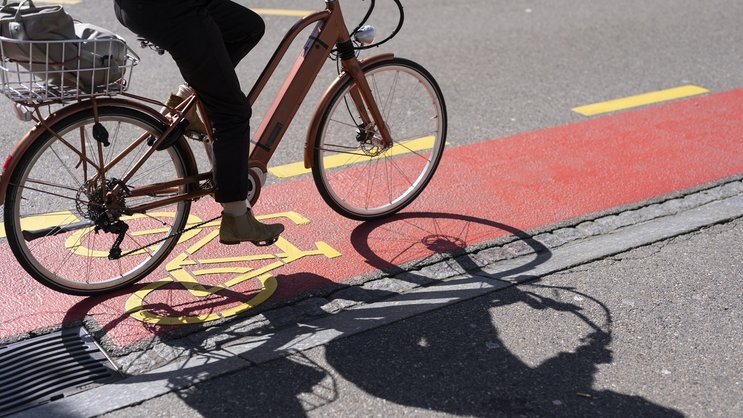 Zürcher Velofahrerinnen und Velofahrer erreichen auf Quartierstrassen regelmässig Geschwindigkeiten von über 30 km/h.