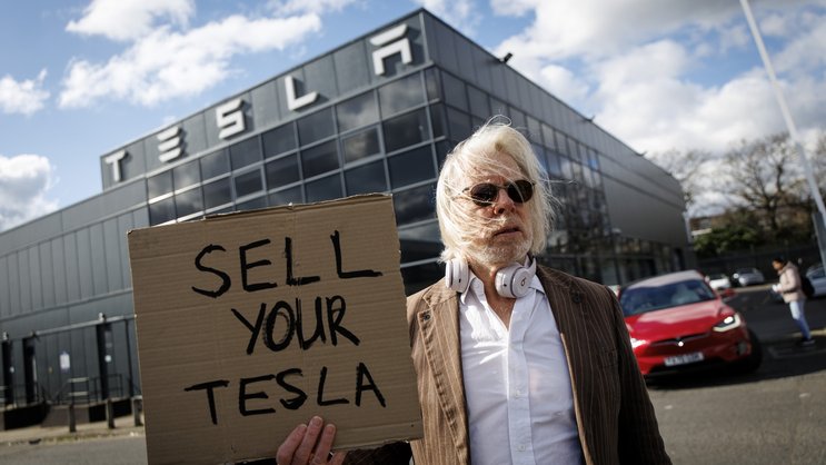 Proteste gegen Tesla und dessen Firmenchef Elon Musk in Grossbritannien.